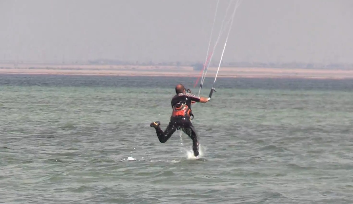 Все сложности обучения кайтсерфингу на идеальном побережье в Крыму