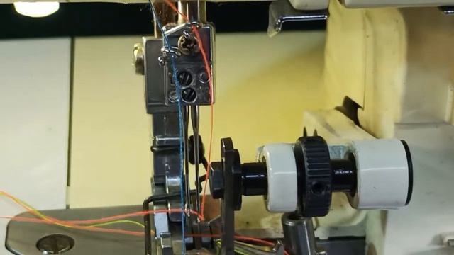 Bernina 700D заправка ниток в оверлок. Начало работы на оверлоке. смотреть онлайн