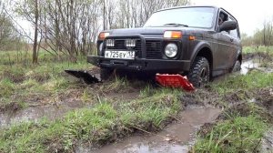 Нива 2121. Застрял, спасла лебёдушка...