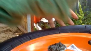 Заменяем и смазываем колесо тачки строительно-садовой