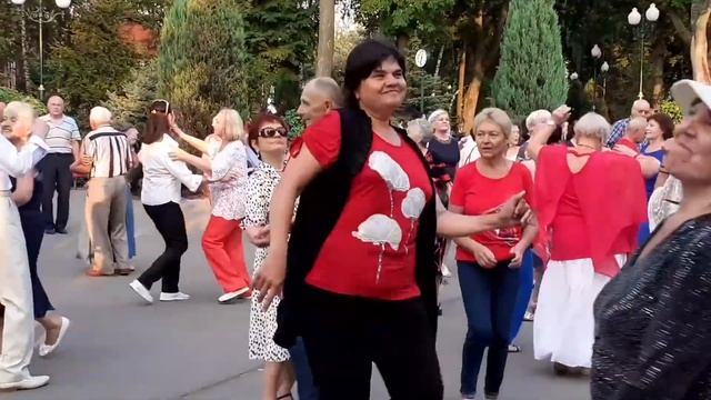 ДЕВОЧКА-УМНИЧКА! ТАНЦЫ В ПАРКЕ ГОРЬКОГО ХАРЬКОВ СЧАСТЛИВЫЕ МОМЕНТЫ смотреть онлайн