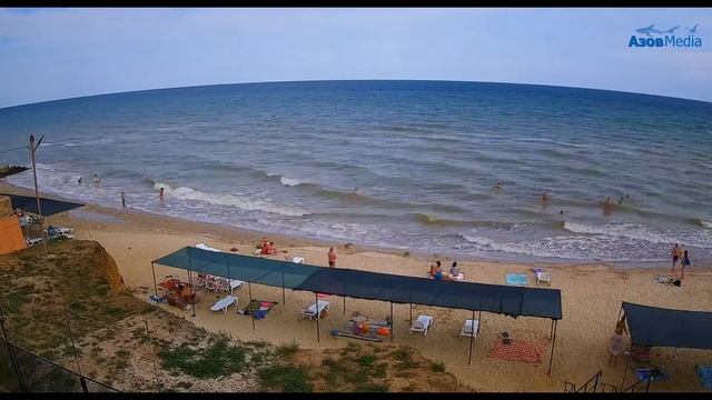 Даже небольшая волна не помеха хорошему отдыху.  3 Августа.  Пляж.  Таймлапс.