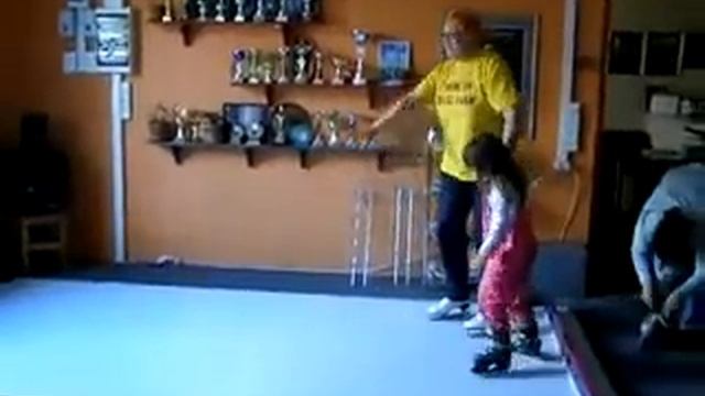 Даже дома можно кататься на коньках! смотреть онлайн