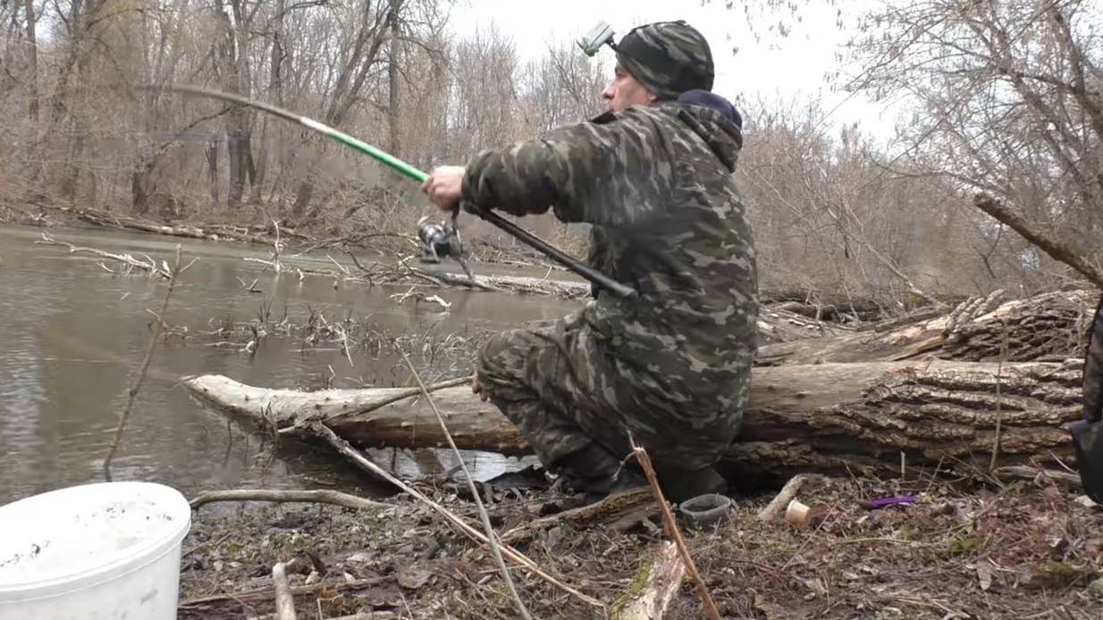 ВЕСЕННЯЯ РЫБАЛКА НА ПОПЛАВОК В АПРЕЛЕ НА РЕКЕ.
