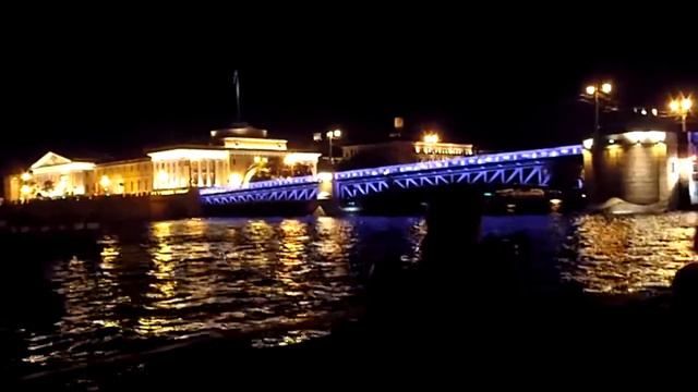 Санкт-Петербург. Питер ночью, вид с Невы на Дворцовый мост. смотреть онлайн