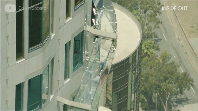 НЕОБЫЧНЫЙ АТТРАКЦИОН на 73-этаже небоскреба 1,000 feet above ground OUE Skyspace LA Skyslide смотреть онлайн