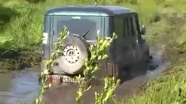 УАЗ  -  Болотный спор ! ))
