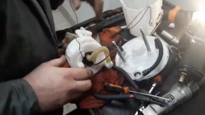 Hyundai Solaris замена топливного фильтра.