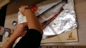 Муксун, запечённый в духовке в фольге. Видео рецепт рыбы с инструкцией.