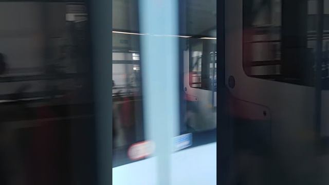 Вупперталь. Поезд Швебебана прибывает на станцию Вупперталь-Хауптбанхоф. смотреть онлайн