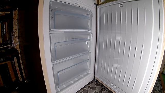 Холодильник Liebherr CNbe 4313-20 стоит в коридоре 6 марта 2020 года, исходник, 1440p