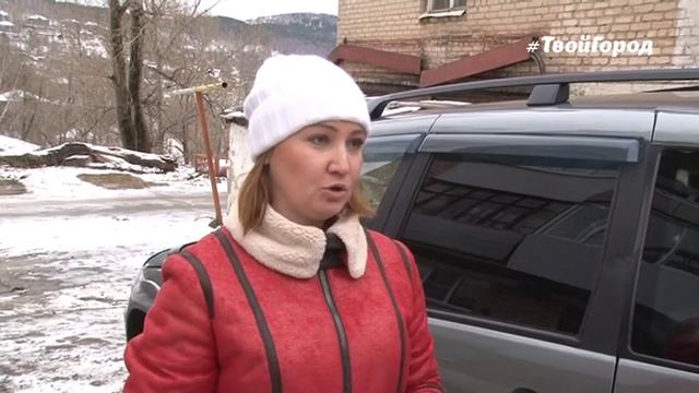 Стая собак чуть не растерзала местную жительницу на глазах у её детей