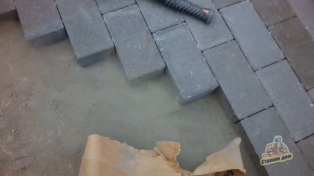 УКЛАДКА БРУСЧАТКИ НА БЕТОННОЕ ОСНОВАНИЕ. ЧЕМ ЗАПОЛНЯЮТСЯ ШВЫ МЕЖДУ ПЛИТКАМИ смотреть онлайн
