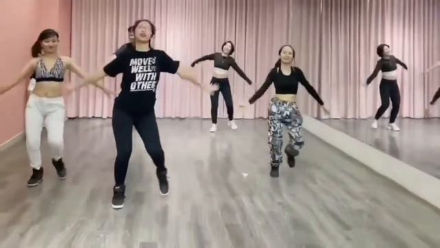 DON'T BE SHY by Tiesto, Karol G | Zumba | Dance Fitness смотреть онлайн