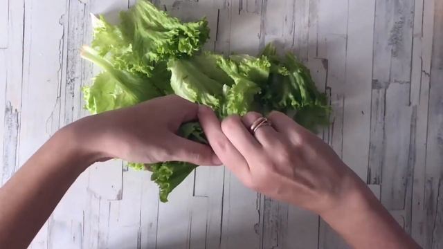 КАК ПРИГОТОВИТЬ САЛАТ С КОПЧЕНОЙ ГРУДКОЙ ПОМИДОРАМИ СЫРОМ И ОГУРЦАМИ? Без майонеза, яркий, быстрый смотреть онлайн