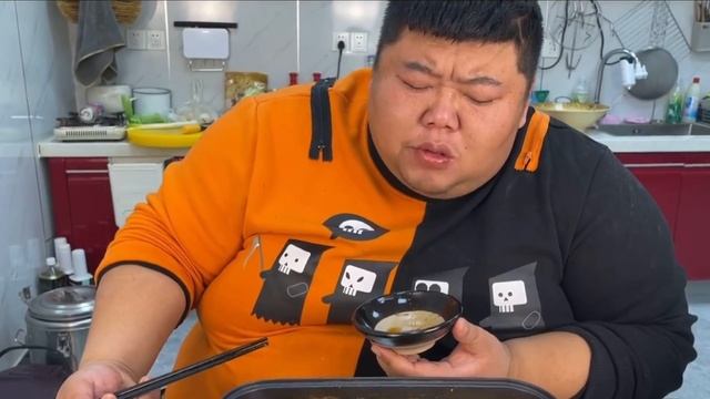 The 550-pound fat man eats spicy braised pork intestines, he can't stop eating it! #Fat Monkey смотреть онлайн