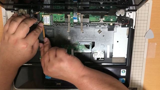 10年前に発売されたFMV-BIBLO NF/D70のCPUをIntel Core 2 Duo T9900 3.06GHzへ交換し、ついでに冷却ファンも交換する動画 смотреть онлайн