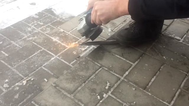 Аккумуляторная болгарка Makita