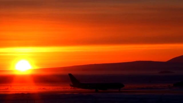 Boeing 767-200 взлёт на закате аэропорт Угольный смотреть онлайн