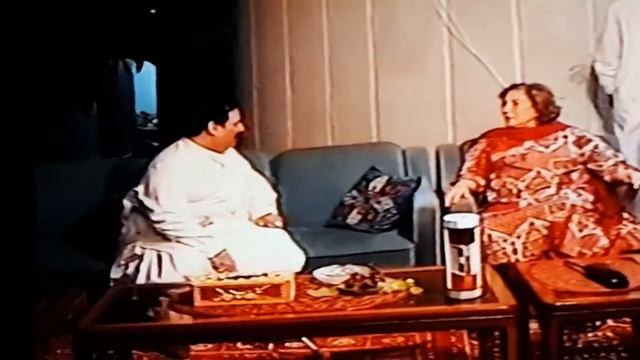 Begum Nusrat Bhutto in lighter mood!(2) смотреть онлайн