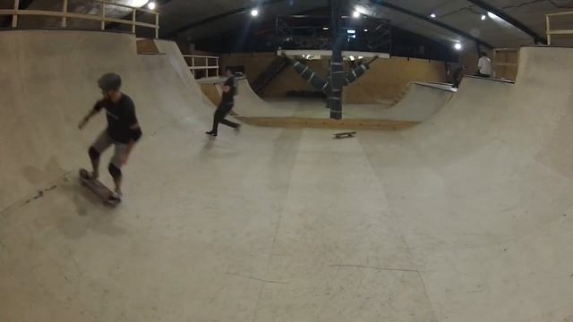 СКЕЙТБОРД для начинающих! Первый раз катаюсь и учу трюки на скейте в рампе в Red Deck парк. смотреть онлайн