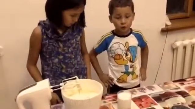 Адия и Маргулан готовят кексы. Рецепт кексов. Дети готовят кексы. Быстрый рецепт кексов. Капкейки смотреть онлайн