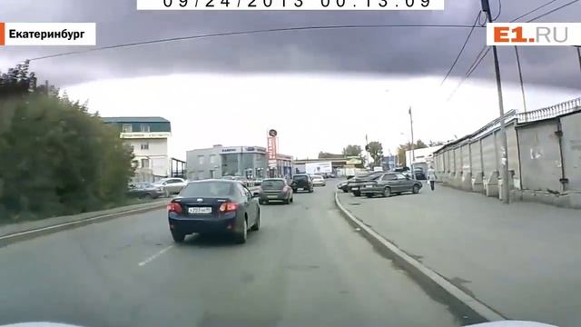 На переулке Мельковском в Екатеринбурге водитель попал колесом в открытый люк смотреть онлайн