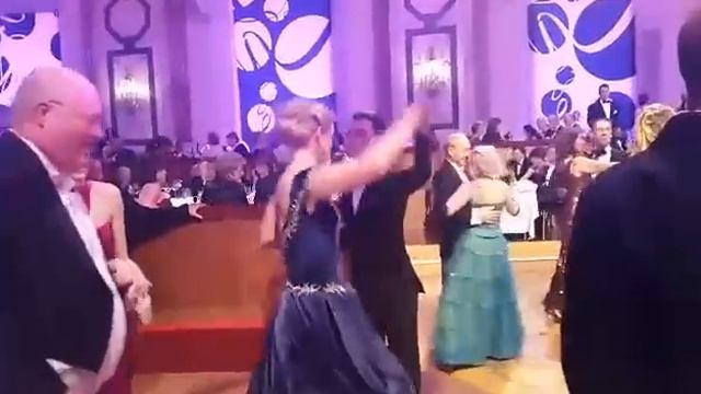 Студенты Arthur Murray Dance Studio Kyiv на Венском балу смотреть онлайн