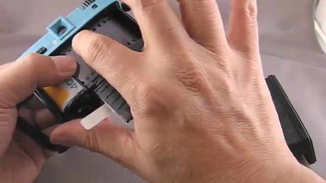 Loading the Lomography 35mm Diana Mini смотреть онлайн