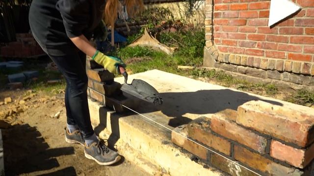 BRICKLAYER Vs WIFE BRICKLAYING CHALLENGE #2