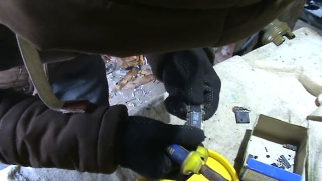 Разбор еще одного телевизора daewoo золото внутри микросхем смотреть онлайн