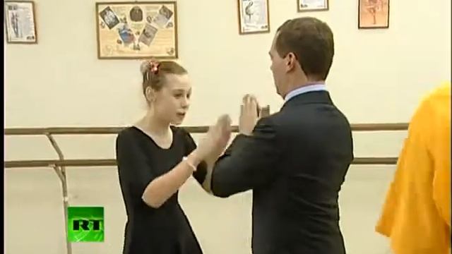 Медведев танцует Ладушки смотреть онлайн