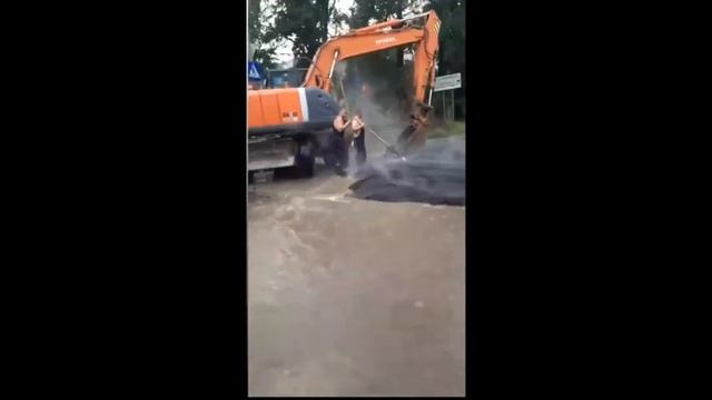 Асфальт в ливень укладывали в центре города смотреть онлайн