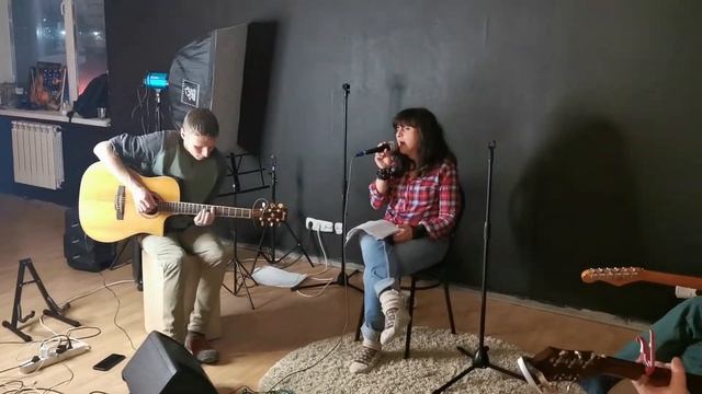 Как проходят квартирники. Пою "Шелкопряд" группы Fleur смотреть онлайн