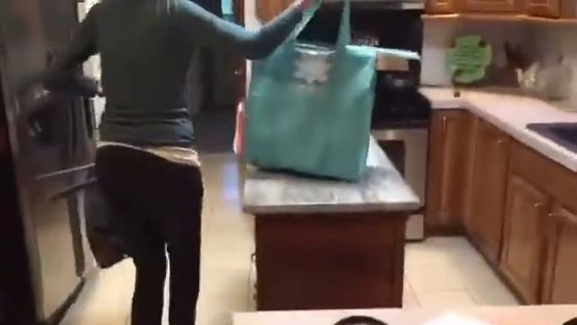 Lotus Trolley Bags Make Grocery Shopping Easier and More Organized смотреть онлайн