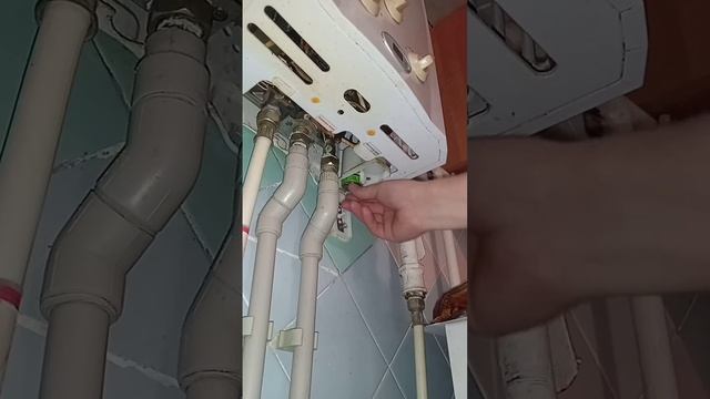 Как поменять батарейки в газовой колонке-полное видео на канале смотреть онлайн