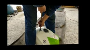 Как выровнить вмятину на баке мотоцикла.