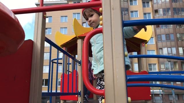 Дарина Лайт гуляет на детской площадке. Жилой комплекс Орлова роща смотреть онлайн