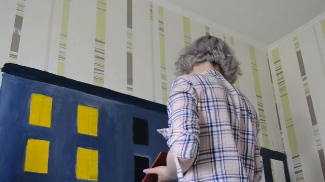 Рисую на стене и пишу строки из любимой песни Совергона. смотреть онлайн