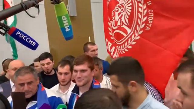 Встречаем золотого медалиста Токио Мусу Евлоева смотреть онлайн