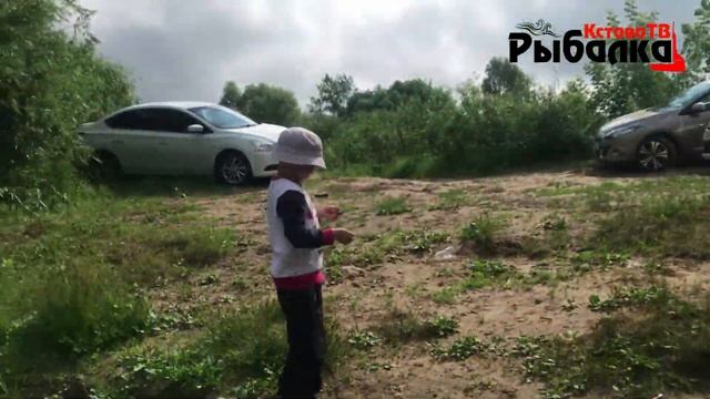 МОЛОДОЙ РЫБАК ПОКАЗАЛ ГДЕ НАДО ЛОВИТЬ РЫБУ.НАШЛИ ТОЧКУ С РАЗНОЙ КРУПНОЙ РЫБОЙ. смотреть онлайн