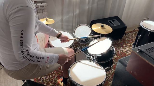 Виталя играет на очень больших барабанах смотреть онлайн