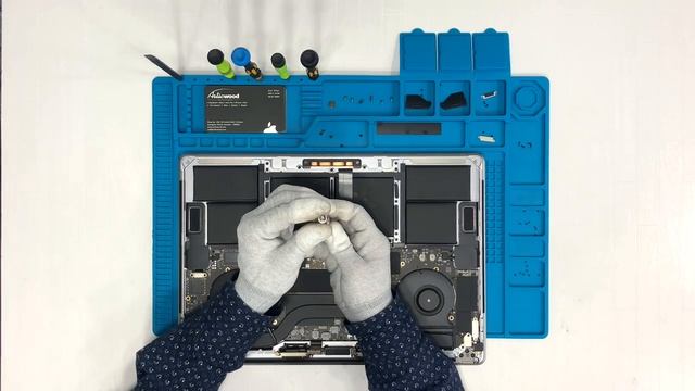 Fixing a Broken MacBook Pro Touch Bar Display - A1990 and A1707 Models смотреть онлайн