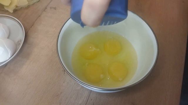 Омлет с картофельными слайсами. Делаем более сытный завтрак смотреть онлайн