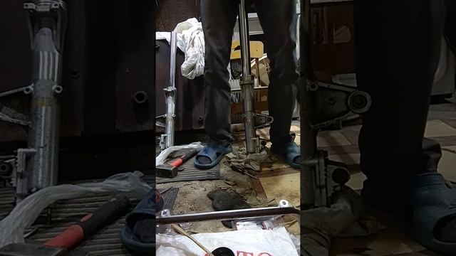 Замена втулок и сальников перьев на Honda gl1200 смотреть онлайн