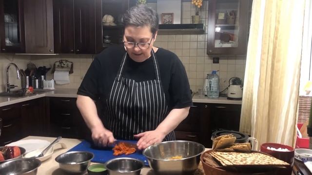 Песах. Шеф-повар Лара Кацова готовит традиционное еврейское блюдо Харосет к праздничному столу . смотреть онлайн