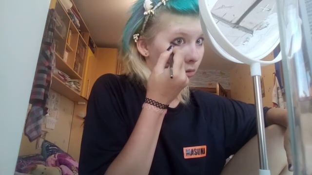 эмо ещё живы, вот, сидят красятся|МАКИЯЖ ЭМО|слабонервным не смотреть|читайте ОПИСАНИЕ смотреть онлайн