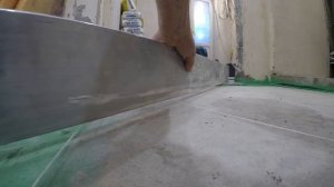 Наливной пол ветонит 4000, льём по маякам из нитки.