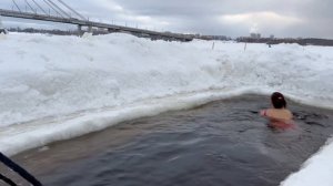 Моржи России. Купание в проруби. Череповец. Swimming in ice water ?Russian