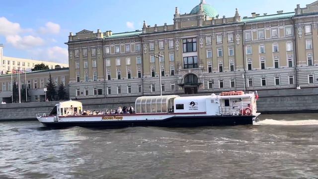 Теплоход «Москва Ривер» плывёт по Москве-реке. смотреть онлайн